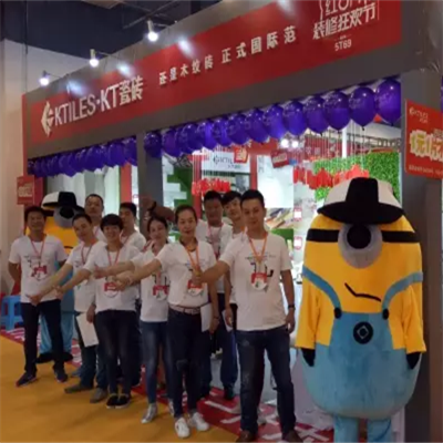 KT瓷磚刷爆朋友圈？因?yàn)楸本┤A夏家博會(huì)KT瓷磚攜帶小黃人正面襲擊！